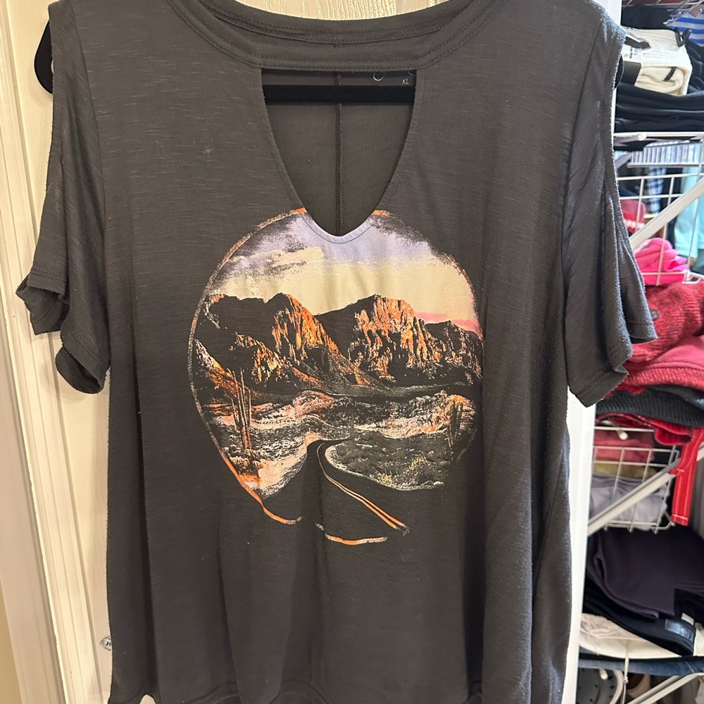 Jessica Simpson Gray Graphic Cut Out T-Shirt